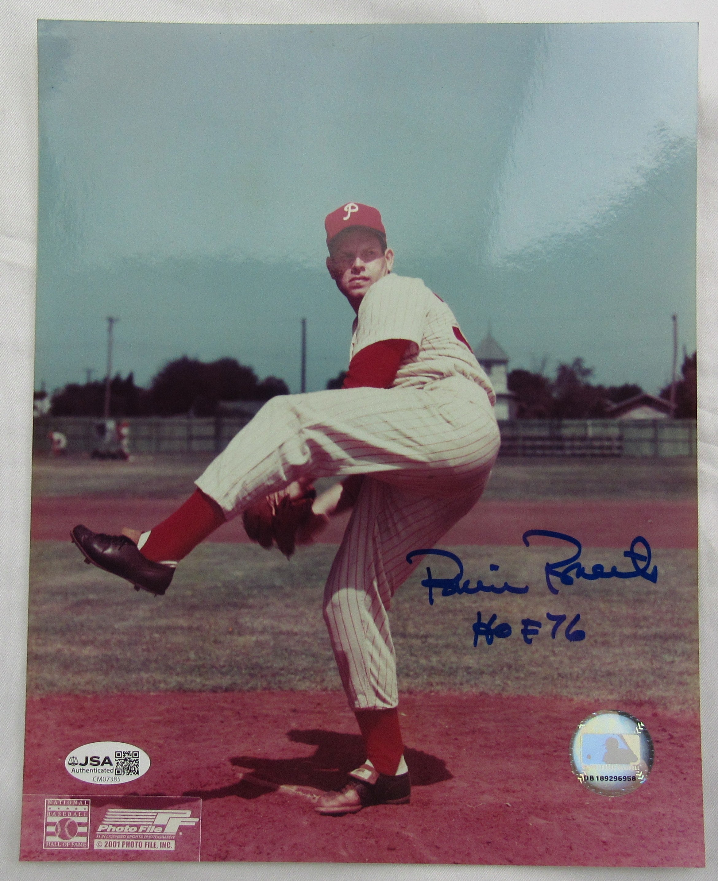 Robin Roberts Signed Auto 8x10 Photo JSA CM07385 - Image 1